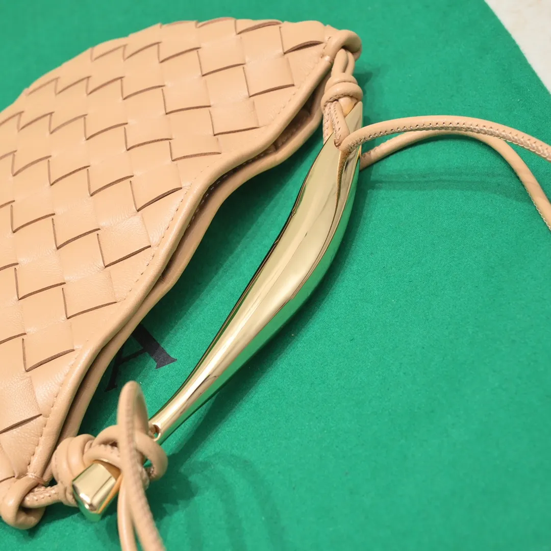 Batch of 1360 BV Mini Sardine is coming‼ ️Super high-end, stainless steel hardware + 24k real gold plating process, fish scales (concave and convex positions) are the finishing touch, the sardine bag that can be carried cross-body is completely beautiful to the heart. The metal element handle and weaving are perfectly combined to completely integrate the artistic sense and elegance and fashion. It is really like a work of art🏺The large size is elegant, the small size is exquisite and cute, a must-have item for fashionistas, and the details are perfectly reproduced. Style number: 6680# Size 20*12*2.5